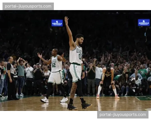 凯尔特人稳居东部第二,双探花组合率队锁定主场优势 凯尔特人稳居东部第二,双探花组合率队锁定主场优势