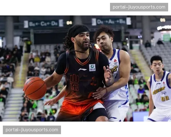 克里斯手指骨裂伤停三周 山东内线支柱季后赛前复出成疑